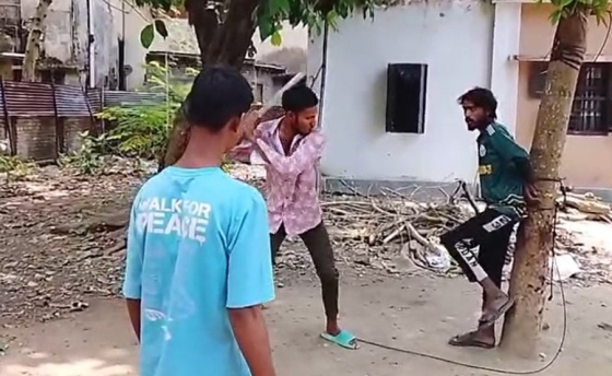রাজশাহীতে গাছে বেঁধে যুবককে  নির্যাতন, ভিডিও ভাইরাল