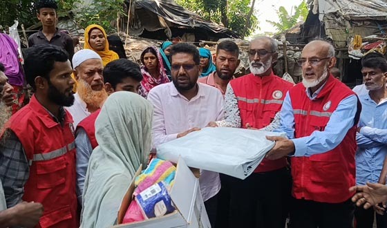 নাজিরপুরে বন্যায় ক্ষতিগ্রস্ত পরিবারকে সহয়তা প্রদান