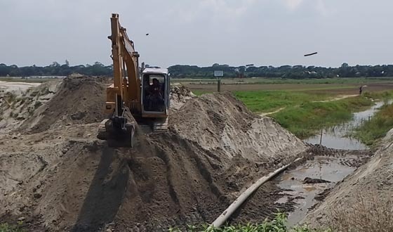 গজারিয়ায় অবৈধ বাঁধ অপসারণ করল কোম্পানি