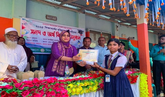 রাজারহাটে বৃত্তিপ্রাপ্ত শিক্ষার্থীদের সনদ, অর্থ ও উপহার বিতরণ