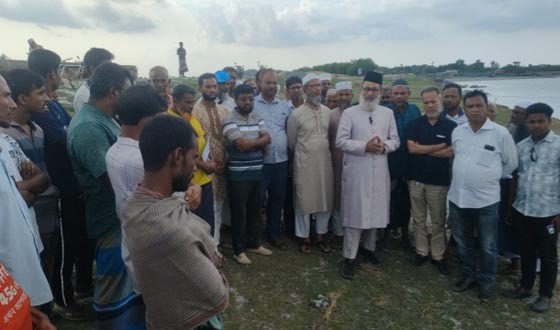 শ্রীউলার হাজরাখালী ভেড়ী বাঁধ পরিদর্শেন এমপি রবিউল বাশার