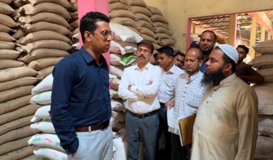 চাঁদপুরে প্লাস্টিকের বস্তায় চাল বিক্রি, ২ মিলকে জরিমানা