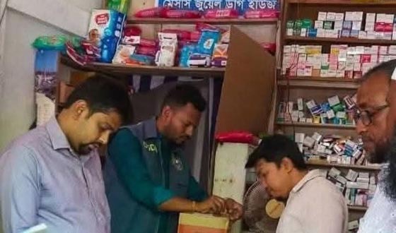 পাইকগাছায় ভ্রাম্যমাণ আদালতে ৭ ফার্মেসিকে জরিমানা