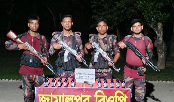 দৌলতপুর সীমান্তে দেশীয়অস্ত্র,কার্তুজ ও মাদকদ্রব্য উদ্ধার