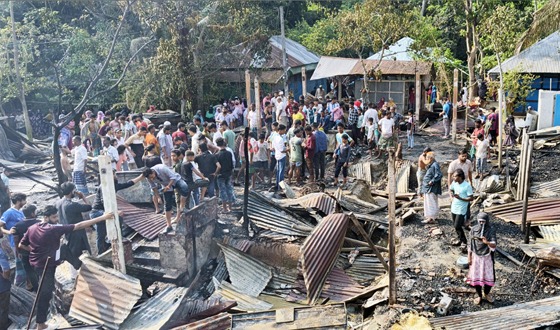 সাহেবগঞ্জে অগ্নিকাণ্ড পুড়ে গেছে ২০ বসতঘর