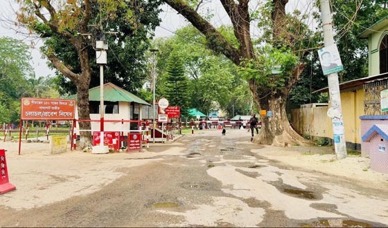 হিলি স্থলবন্দরে এক বেলা আমদানি-রপ্তানি বন্ধ