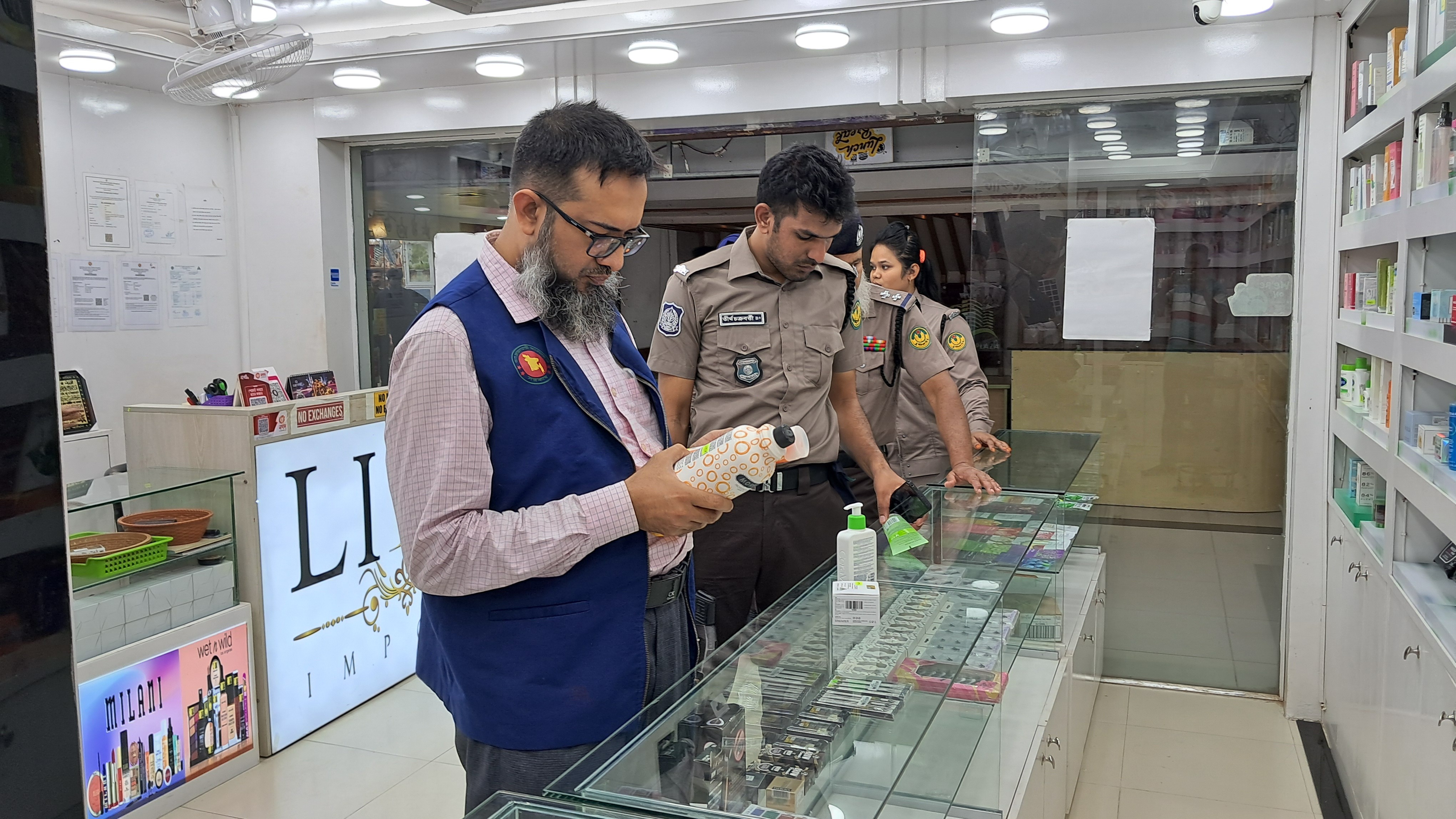 রাজশাহীতে বিএসটিআই’র অনুমোদনহীন ও মেয়াদ উত্তীর্ণ কসমেটিকস বিক্রি করায় জরিমানা