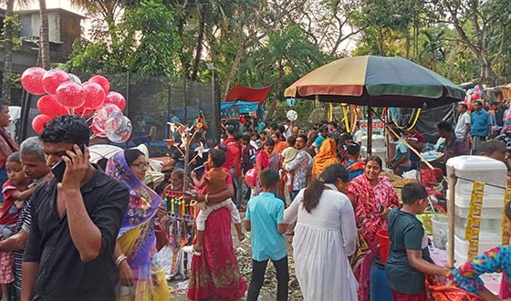 কলারোয়ায় ১৫০ বছরের ঐতিহ্য মুরারিকাটিতে বসেছে তালের মেলা