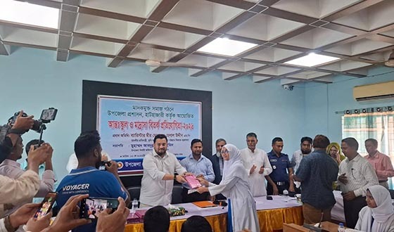 হাটহাজারীতে বিতর্ক প্রতিযোগীতার পুরস্কার বিতরণী অনুষ্ঠানে ব্যারিস্টার মীর