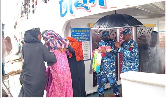 লঞ্চে প্রসূতি মায়ের সন্তান প্রসব, কল পেয়ে কোস্ট গার্ডের চিকিৎসা সহায়তা