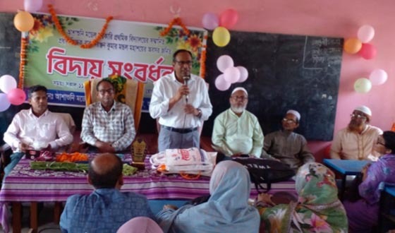 আশাশুনি মডেল প্রাথমিক বিদ্যালয়ে প্রধান শিক্ষককে বিদায় সংবর্ধনা