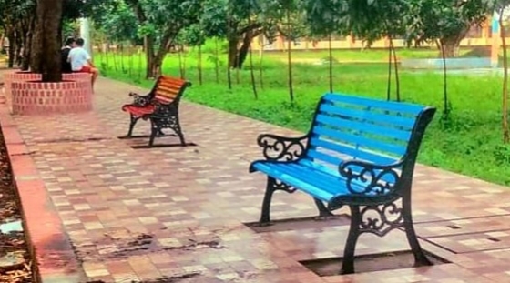 রাসিক প্রশাসকের উদ্যোগে রামেক ক্যাম্পাসে শিক্ষার্থীবান্ধব বেঞ্চ