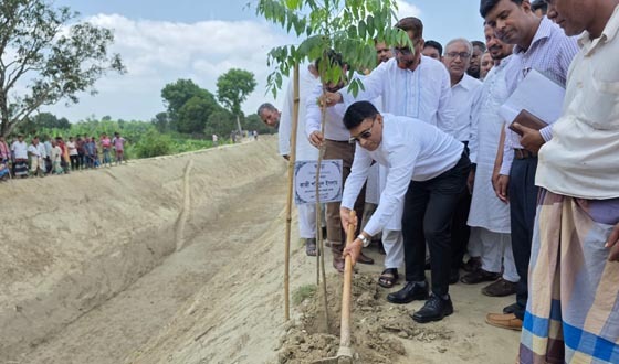 চারঘাটে খাল খনন কাজ পরিদর্শনে জেলা প্রশাসক