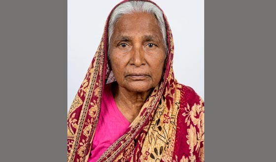 আমিনা খাতুন কাজের বিনিময়ে অর্থ আয়ের চেষ্টা করে চলছে