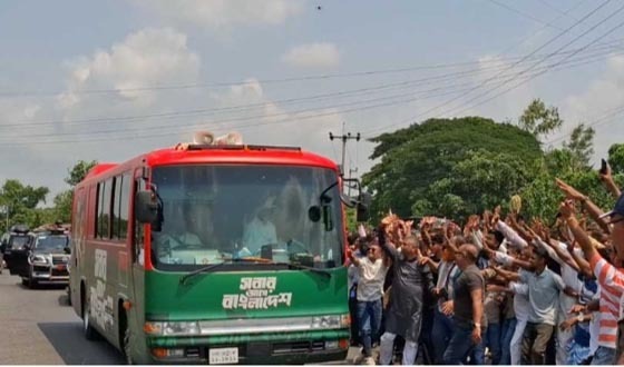 হাত নেড়ে নেতাকর্মীদের ভালোবাসার জবাব দিলেন প্রধানমন্ত্রী