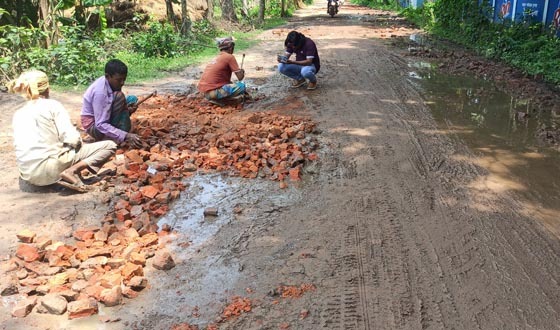 স্ব-উদ্যোগে ভাঙা সড়ক সংস্কার প্রবাসীর, স্বস্তি ফিরেছে মানুষের মাঝে