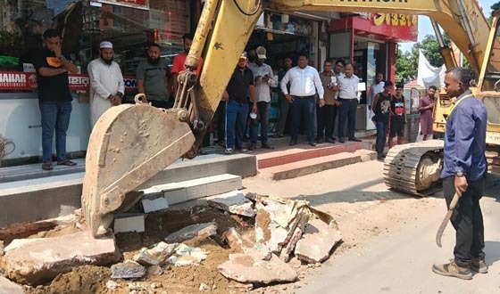 হাটহাজারীর কাচারী সড়কে প্রশাসনের উচ্ছেদ অভিযান