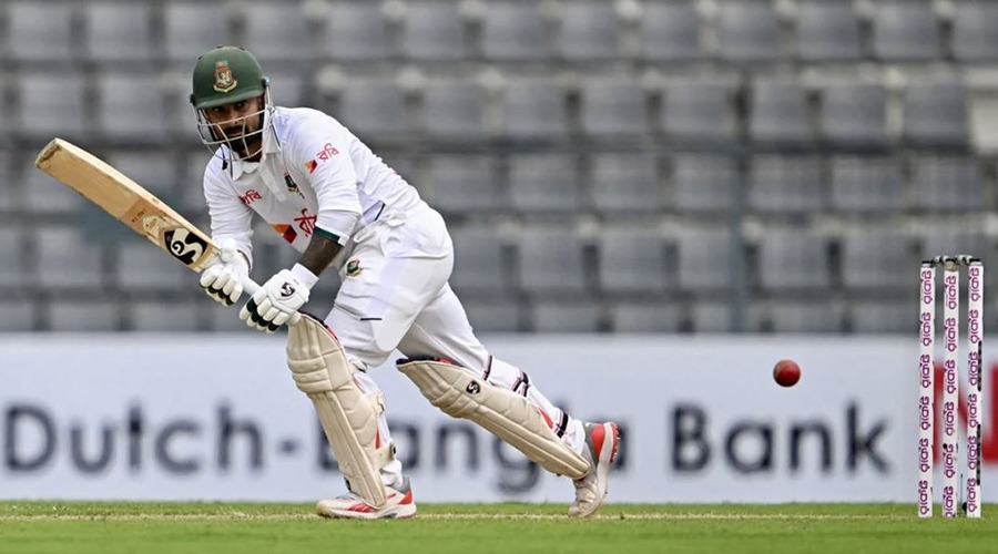 ধ্বংসস্তূপে দাঁড়িয়ে একাই লড়ে গেলেন লিটন