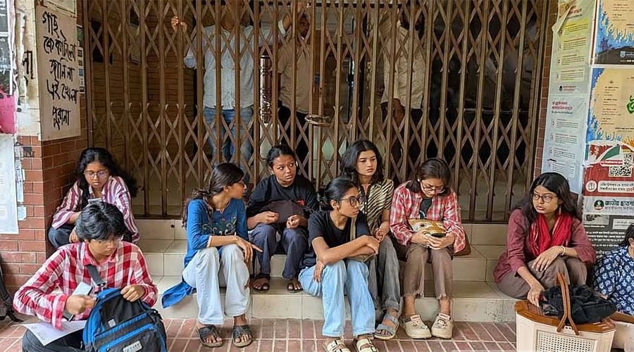 ছাত্রীকে ধর্ষণচেষ্টা: প্রক্টর কার্যালয়ের পর জাবির প্রশাসনিক ভবনেও তালা