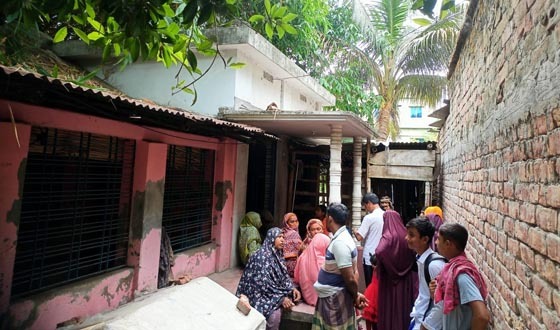 সাতক্ষীরায় স্ত্রীকে গলা কেটে হত্যার অভিযোগ, স্বামী পলাতক