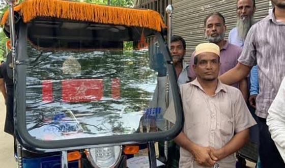 অটো রিকশা ক্রয় করে দিল ইসলামী সমাজ কল্যাণ পরিষদ