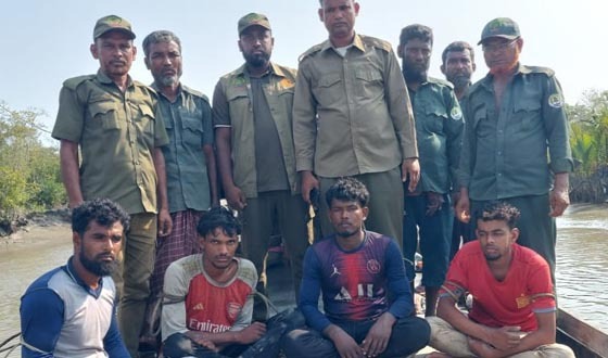 সুন্দরবনে অবৈধ কাঁকড়া ধরার অপরাধে নৌকাসহ আটক ৪