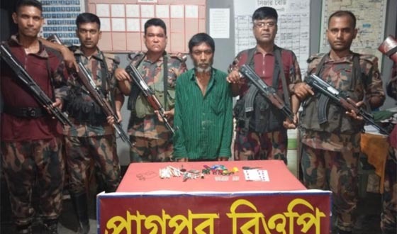 দৌলতপুর সীমান্তে মাদক ও অবৈধ সামগ্রী উদ্ধার, আটক ২