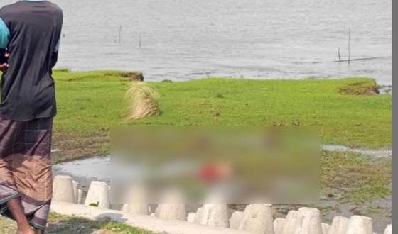 কলাপাড়ার রাবনাবাদ নদী তীরে অজ্ঞাত নারীর মরদেহ