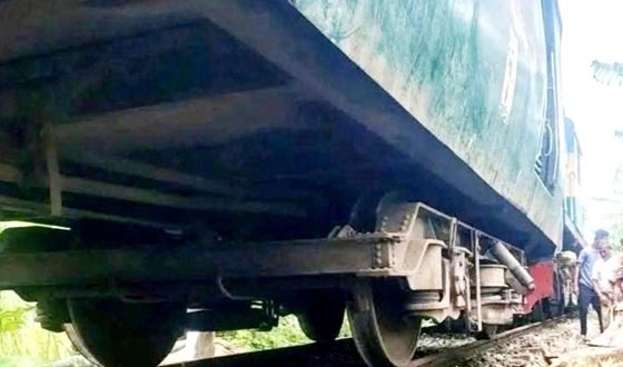নীলফামারীতে ইঞ্জিন লাইনচ্যুত, সাড়ে ৫ ঘন্টা পর চলাচল স্বাভাবিক