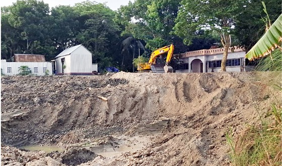 হুমকীর মুখে চরভদ্রাসনের রাস্তা ঘাট ও ব্লক বাঁধ