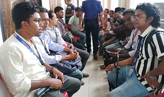 রাজবাড়ীতে মন্ত্রীর অনুষ্ঠানে ভেতরে ঢ়ুকতে না পেরে সাংবাদিকদের ক্ষোভ