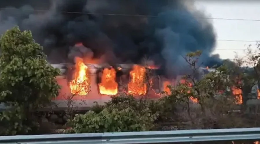 ভারতের রাজস্থানে চলন্ত ট্রেনে ভয়াবহ আগুন