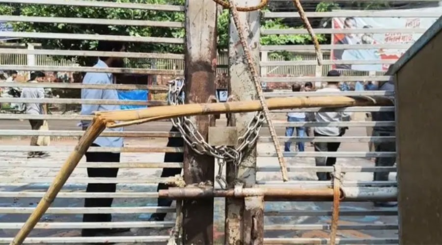 ডুয়েটের সব গেটে তালা, চলছে ব্লকেড কর্মসূচি