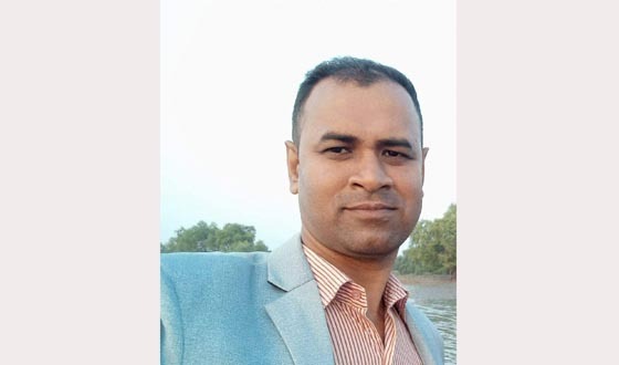 কয়রায় সিধ কেটে ঘরে ঢ়ুকে ঔষধ ব্যবসায়ীকে কুপিয়ে হত্যা
