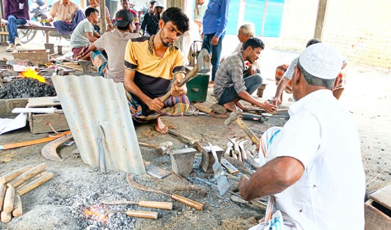 বীরগঞ্জে ঈদের প্রস্তুতিতে বাড়ছে কামারপাড়ার ব্যস্ততা