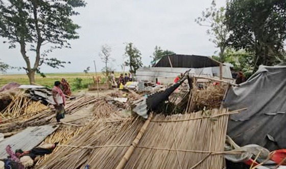 গাইবান্ধায় টর্নেডোয় আহত ১০ গৃহহীন তিন শতাধিক পরিবার