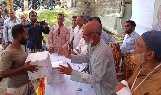 পিরোজপুরে অগ্নিকান্ডে ক্ষতিগ্রস্থদের আর্থিক অনুদান বিতরণ