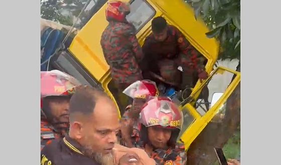 দাউদকান্দি গোমতী সেতুর ঢালে দুই ট্রাক নিয়ন্ত্রণ হারাইয়া খাদে
