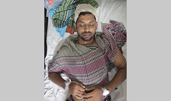 চাঁদার দাবিতে যুবককে কুপিয়ে জখম