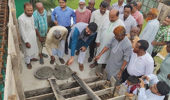 রাজারহাটে নাককাটি হাট আদর্শ কলেজ ভবনের ছাদ ঢালাই কাজের উদ্বোধন