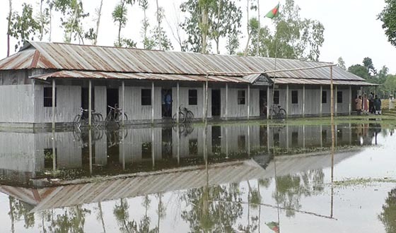 নাগেশ্বরীতে জলাবদ্ধতায় বন্দী ২ বিদ্যালয়ের শিক্ষক-শিক্ষার্থী