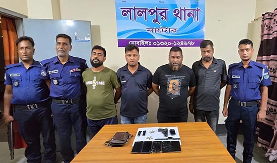 লালপুরে বিদেশি পিস্তল ও ১০ রাউন্ড গুলিসহ  গ্রেফতার ৪