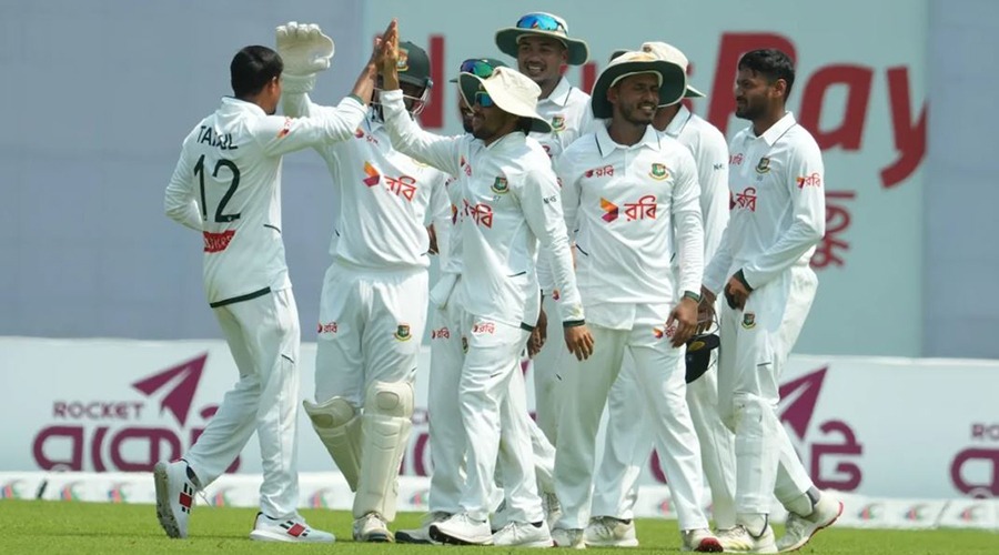 বাংলাদেশের দরকার ৩ উইকেট, পাকিস্তানের দরকার ১২১ রান