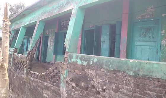বাজিতপুরে হাওরে একটি প্রাথমিক বিদ্যালয় ঝুঁকিপূর্ণ: ঝুঁকিপূর্ণ ভবনে পাঠদান
