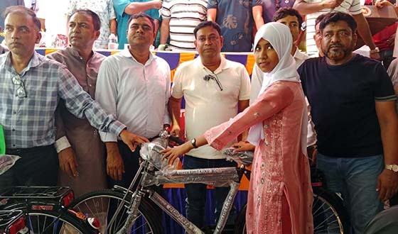 কয়রায় সেলাই মেশিন ও বাই সাইকেল বিতরণ