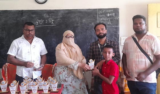 ফকিরহাটের সৈয়দ মহল্লা সরকারি প্রাথমিক বিদ্যালয়ের ক্ষুদে ফুটবলারদের সংবর্ধনা