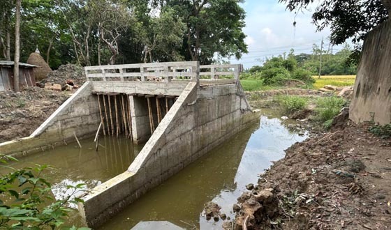 হাটহাজারীর বালুখালীতে অবৈধ দখল ছেড়ে দিতে নোটিশ পাউবো-এর