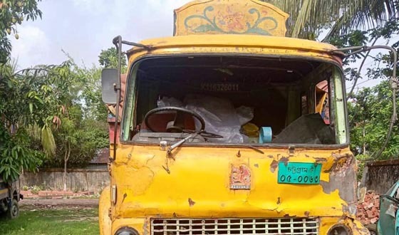 ইয়াবার চালান নিয়ে পালাতে গিয়ে ট্রাক চাপায় যুবক নিহত