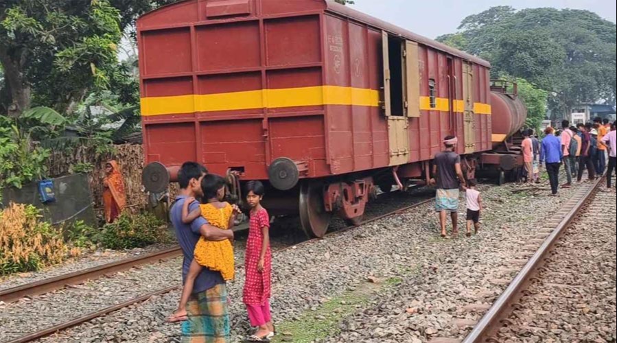 ৪ ঘণ্টা বন্ধ থাকার পর স্বাভাবিক হলো উত্তরবঙ্গের রেল যোগাযোগ