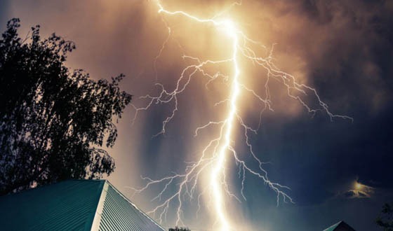 বজ্রপাতে নিরাপদ থাকার জন্য করণীয়